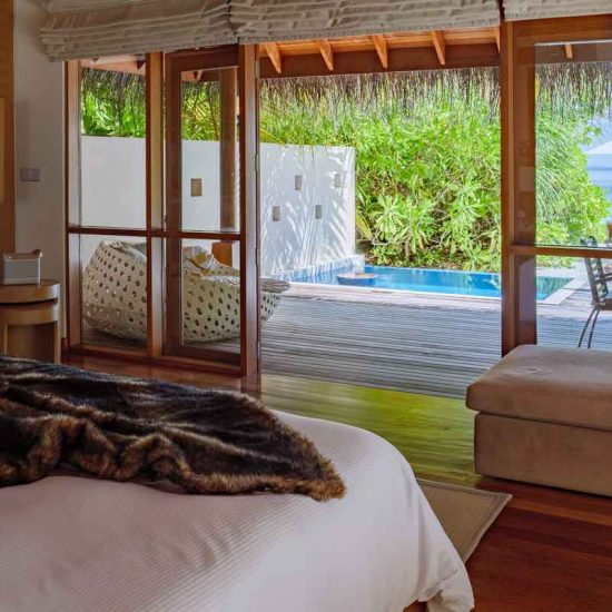 Huvafen_Fushi_Malediven_Spezialist_Zimmer_Deluxe_Beach_Bungalow_with_Pool_1