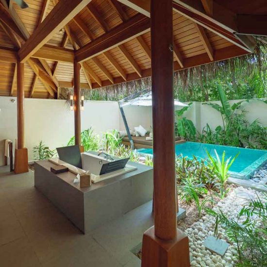 Huvafen_Fushi_Malediven_Spezialist_Zimmer_Deluxe_Beach_Bungalow_with_Pool_3