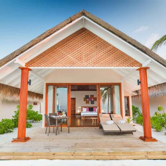 Kudafushi_Resort_and_Spa_Malediven_Flitterwochen_Beach_Villa_1