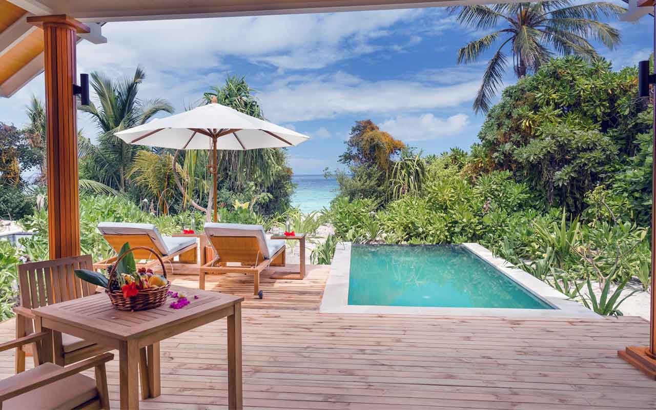 Kudafushi_Resort_and_Spa_Malediven_Flitterwochen_Beach_Villa_with_Pool_4