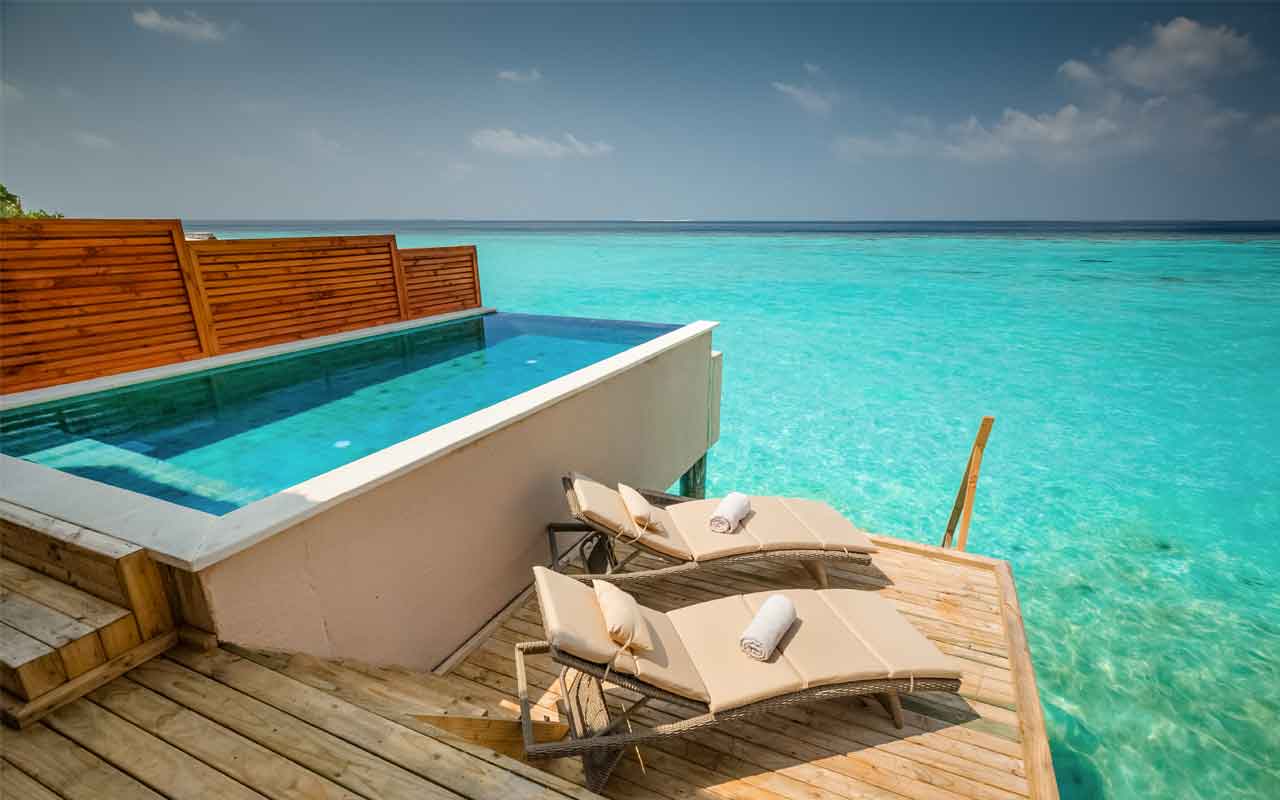 Kudafushi_Resort_and_Spa_Malediven_Flitterwochen_Water_Villa_with_Pool_5