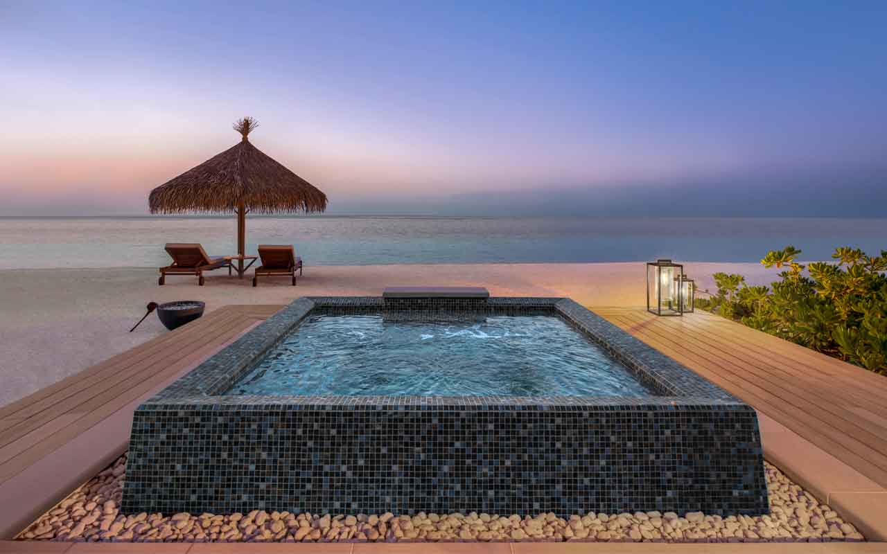 Waldorf_Astoria_Ithaafushi_Malediven_Spezialist_Zimmer_Three_Bedroom_Grand_Beach_Villa_with_Two_Pools_6